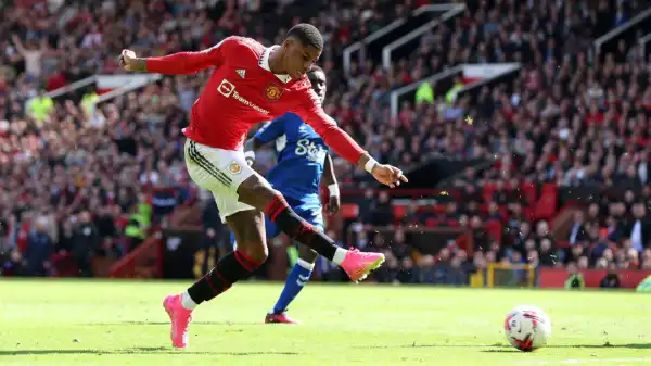 Marcus Rashford suffers injury scare for Man Utd against Everton