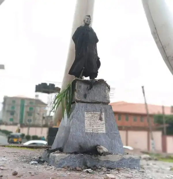 Mob burn Nnamdi Azikiwe