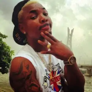 Video: Oritse Femi Spanks Female Fan’s BUtt On Stage