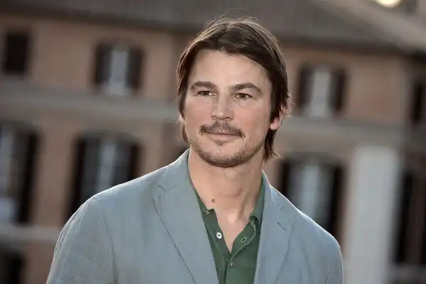 Josh Hartnett Fights a Sea Creature in Mysterious New Netflix Show