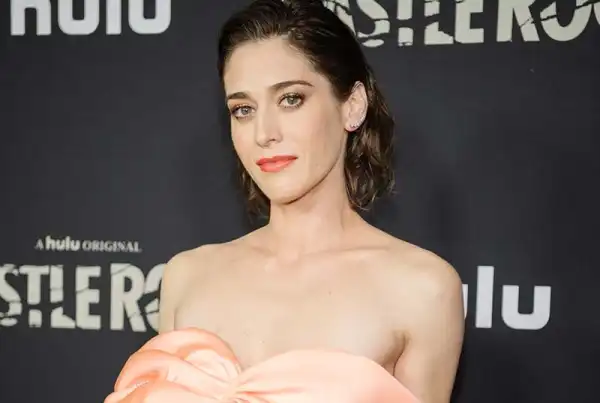 Lizzy Caplan to Lead as Alex in Fatal Attraction Series For Paramount+