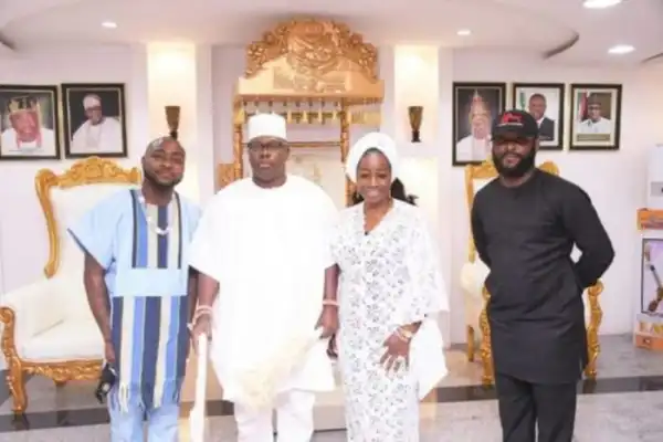 Davido Visits, Prostrates Before Newly Installed Oba Oniru Of Iruland (Photos)
