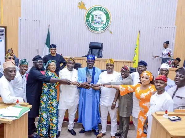 Ogun assembly’s former deputy minority leader defects to APC from PDP