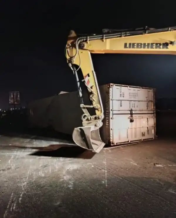 Tragedy Averted As Container Falls On Lagos-Ibadan Expressway