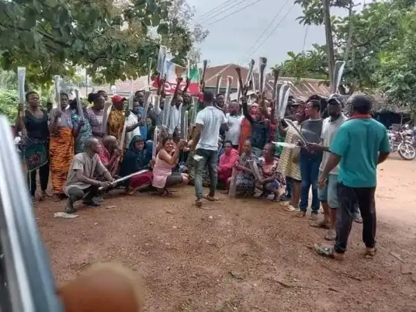 APC Empowers Members With Cutlasses In Cross Rivers State.