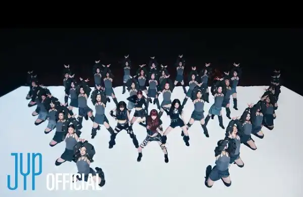 ITZY – BORN TO BE