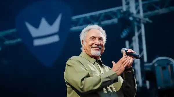 Biography & Career Of Tom Jones