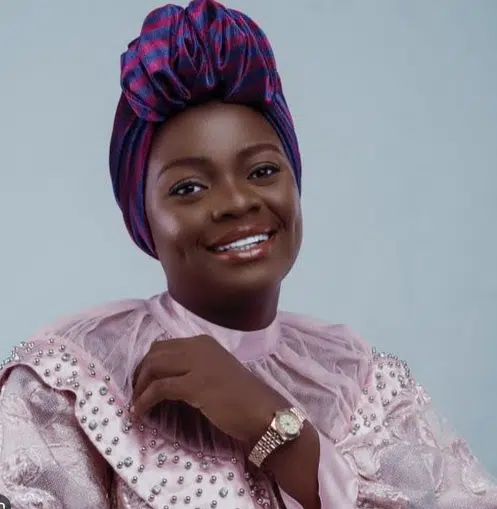 Yinka Alaseyori dragged online for blending ‘Gwo Gwo Gwo Ngwo’ melody into church ministration