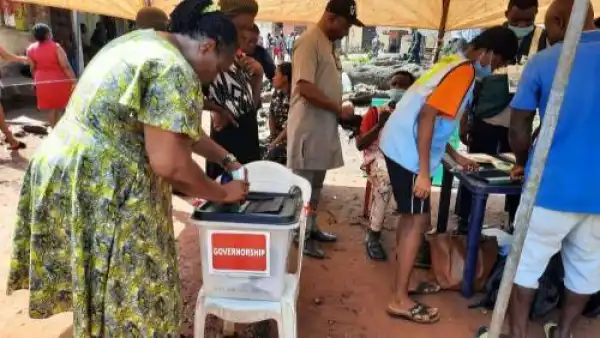 #AnambraDecides: Voters Receive N2,500 From Party Agents To Cast Votes