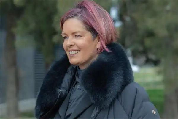 Biography & Career Of Tracey Holmes