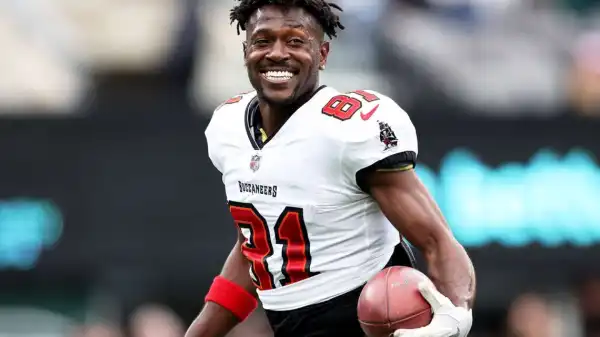 Biography & Net Worth Of Antonio Brown