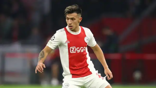 Manchester United make offer for Ajax defender Lisandro Martinez