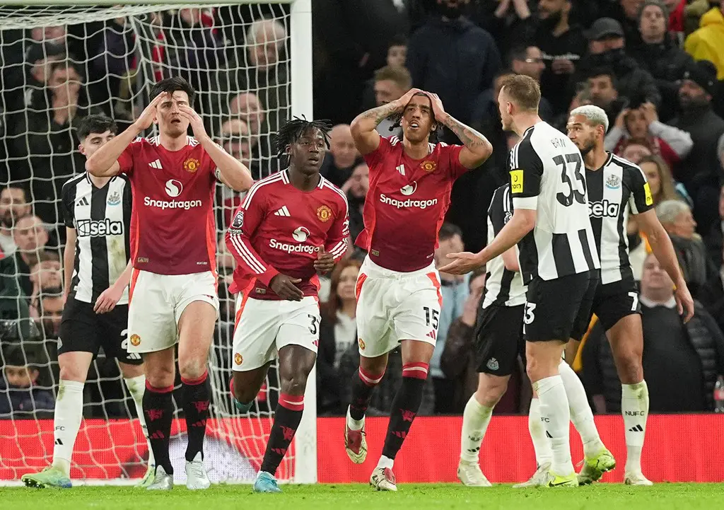 EPL: ‘Relegation form’ – Carragher names who to blame for Man Utd’s 2-0 defeat to Newcastle