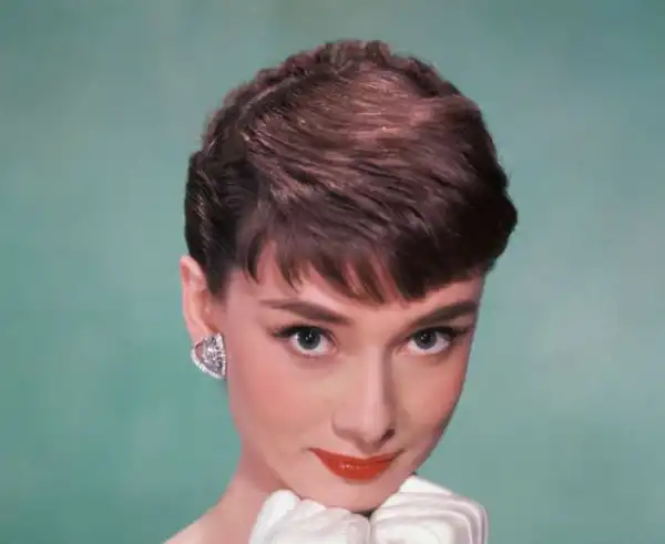 Biography & Net Worth Of Audrey Hepburn