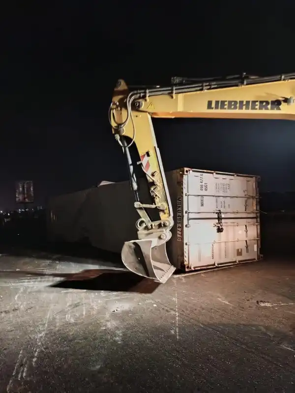 Container falls on Kara bridge