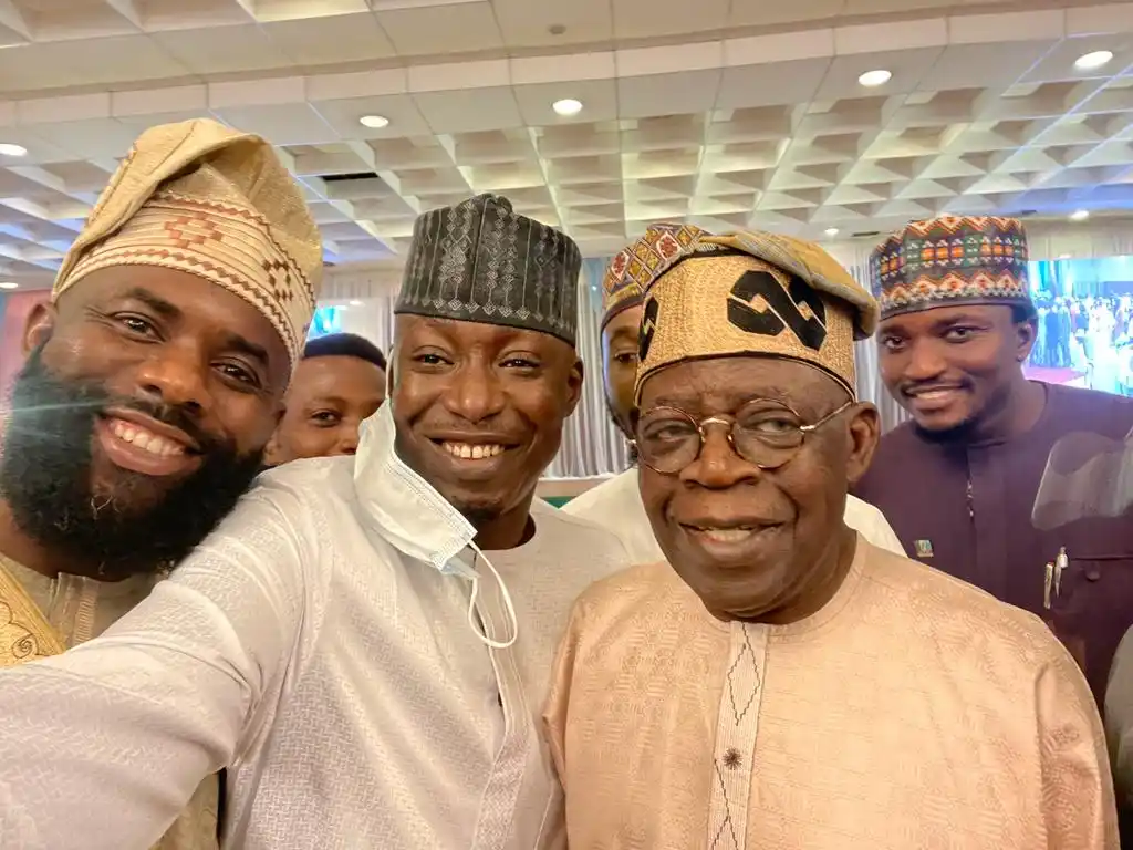 Beautiful Selfies With Tinubu And APC Youths Tears The Internet Apart(photos)