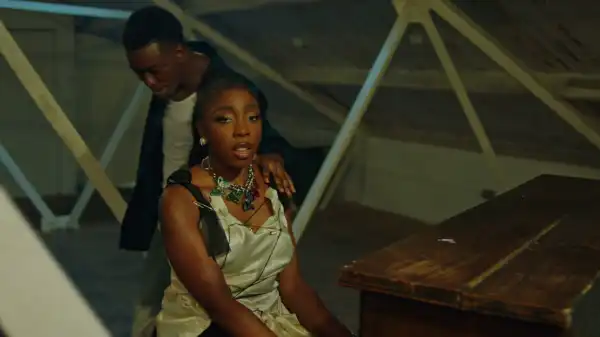Nissi – Hold (Video)