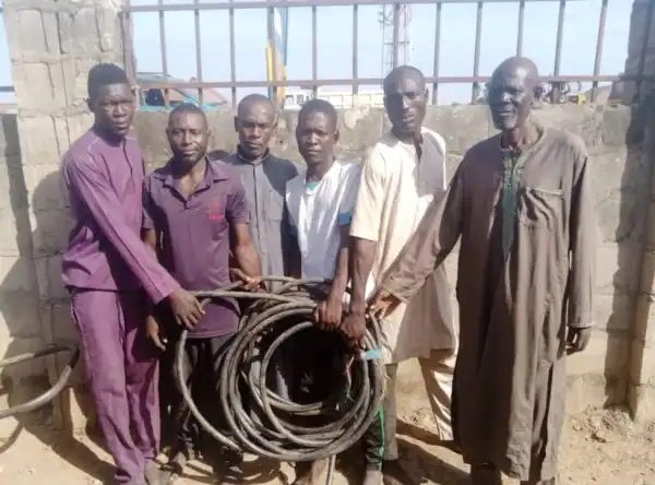 Police parade six armoured cable vandals, two motorcycle thieves in Niger